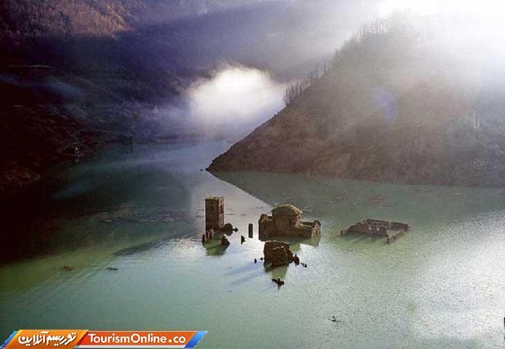 دهکده غرق شده قرون وسطایی به شکل ترسناکی از دریاچه ای بیرون آمد!، تصاویر