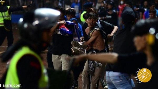 ادای احترام هواداران فوتبال اندونزی به جانباختگان